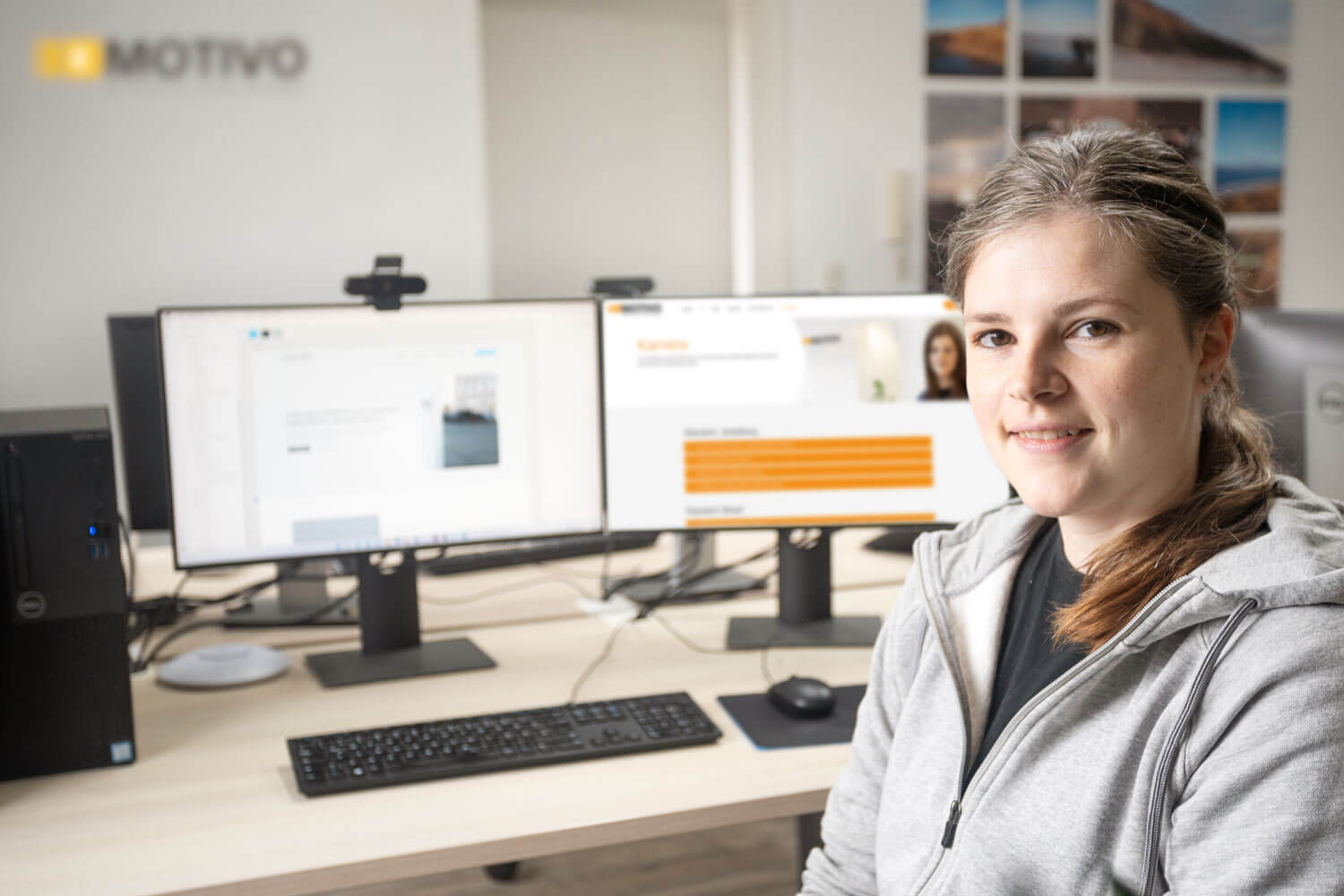 eMotivo Mitarbeiterin am Arbeitsplatz
